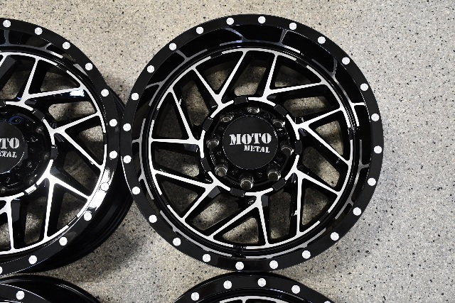 Set 4 Moto Metal MO985 Breakout 20x12 8x6.5 Black Machined