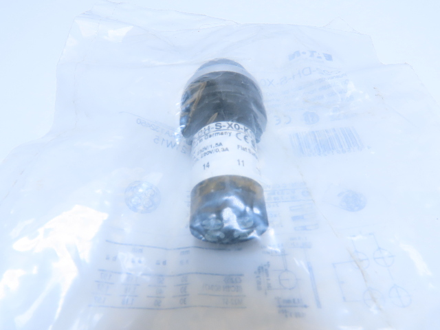 Eaton C22-DH-S-X0-K11  C22 button 22.5 mm  Non-Illum  Momentary Black 1NO/1NC