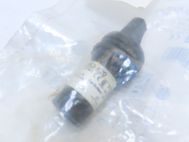 Eaton C22S-WK3-K20 3 Position Momentary Rotary Selector Switch 2NO BLK&WHT