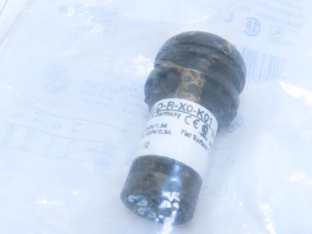 Eaton C22S-D-R-X0-K01 Compact Pushbutton Non-illuminated Momentary White Flush