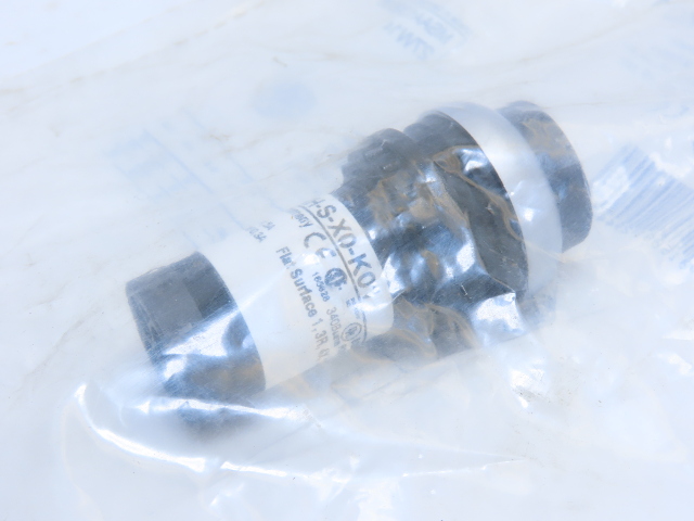 Eaton C22-DRH-S-X0-K01 Pushbutton Non-Illuminated Maintained Black X0 Etch 1NO